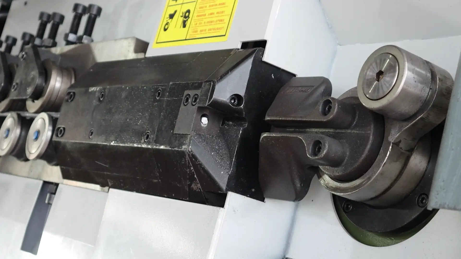 Automatic CNC bender with bi-directional bending head and integrated cutting