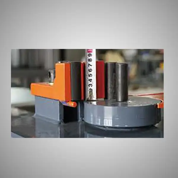 Adjustable bending dies and measurement ruler on the rebar bender machine worktable
