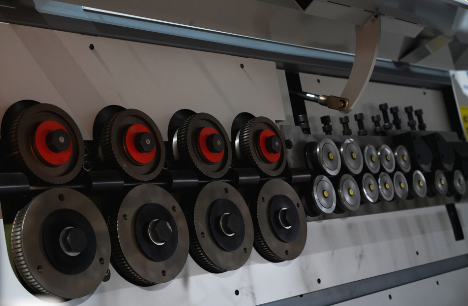 Overcoming Slippage and Inertia: How the VLGW12B CNC Rebar Bender Revolutionizes Stirrup Production VLGW12B utilizes 8 high-wear-resistance traction wheels